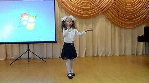Какую песню на сцене исполняет учительница гульзифа