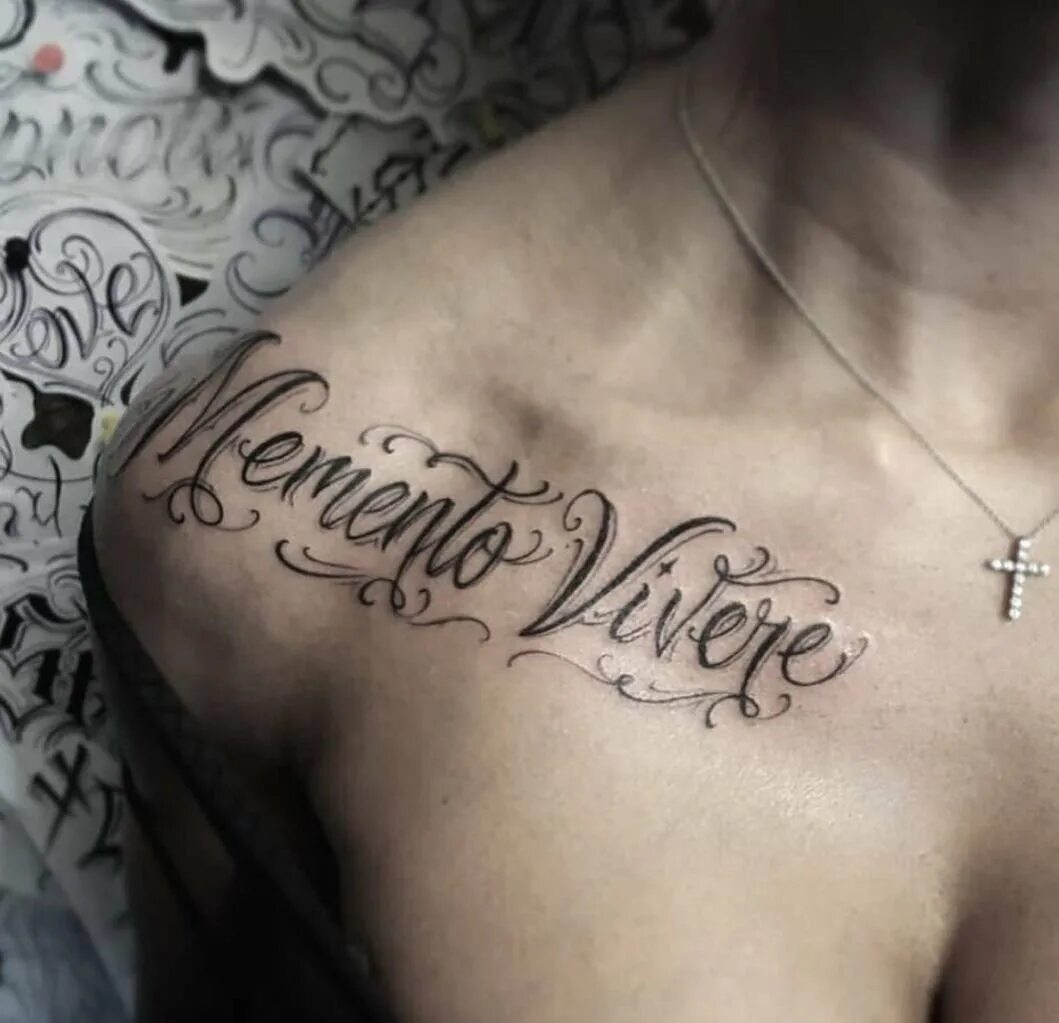 Мори на латыни. МЕМЕНТО Мори тату надпись. Тату на ключице мужские. Татуировка на ключице надпись. Тату надпись на груди.