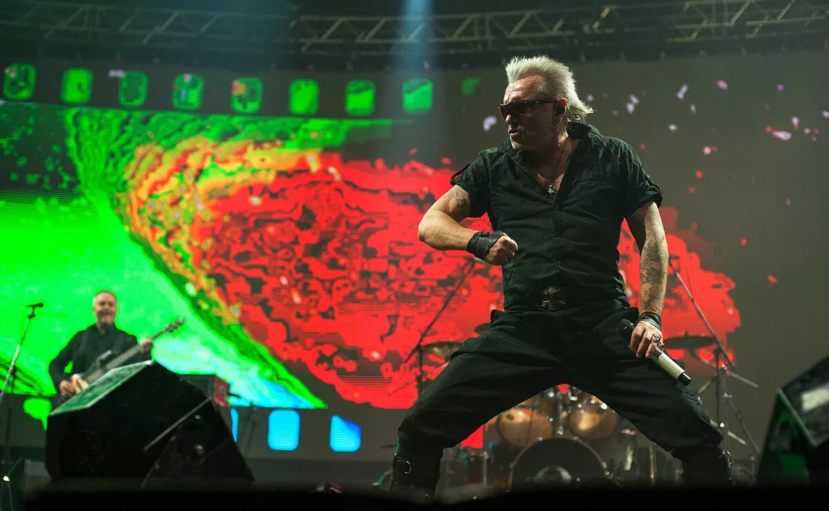 константин кинчев алиса. группа алиса 2000. алиса костя кинчев. группа с барабанщиком на сцене.