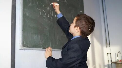 для чего нужны уроки в школе. экзамен в школе. училка на уроке. учительница пришла. для чего нужна школа.