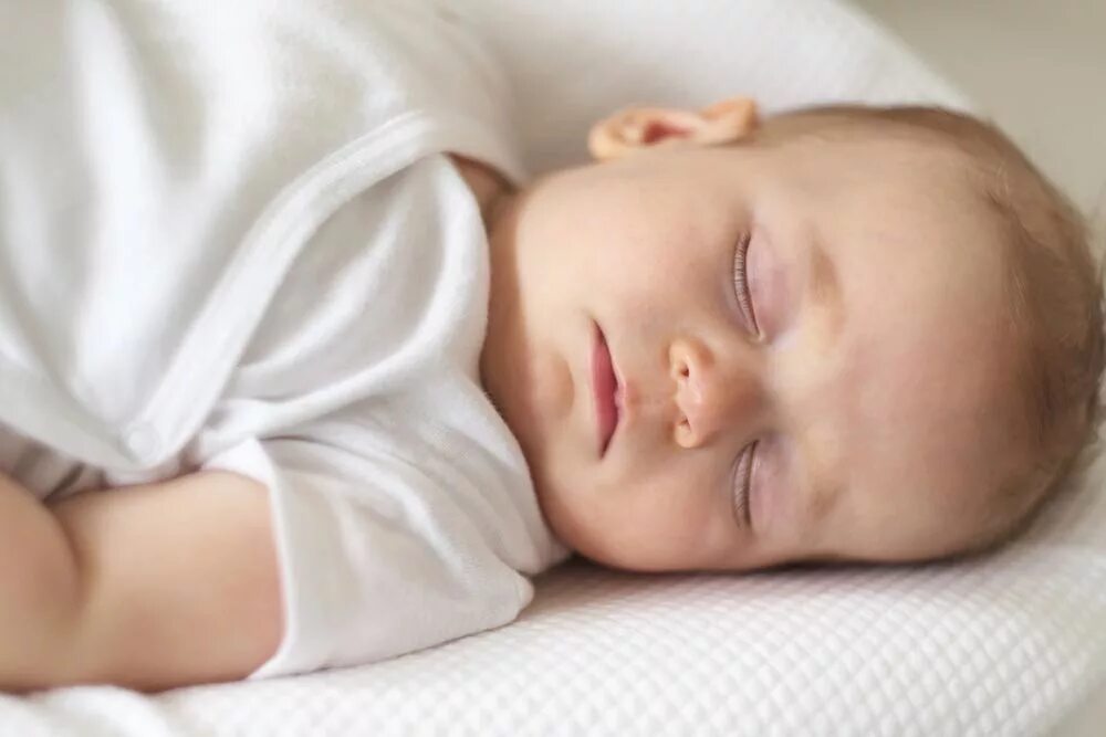 Все о сне годовалого ребенка. Засыпать. Ребенок дольше спал. Baby on bed. Все о сне годовалого ребенка.