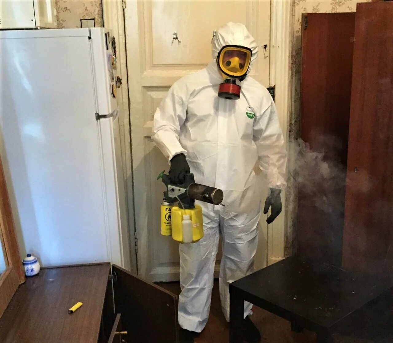 дезинсектор тараканов. уничтожение клопов. дезинсекция от тараканов в квартире москва. дезинсекция от тараканов в квартире москва. обработка от клопов.