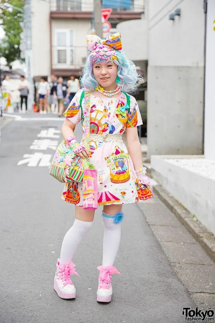 Украшение для одежды. Украшение платья цветами. Платье с декором. Decora dress. Японский уличный стиль харадзюку.