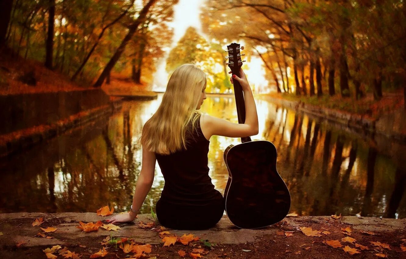 Слушать нежную музыку для души. Девушка с гитарой. Осенняя фотосессия с гитарой. Девушка с гитарой осень. Осень вечер девушка.