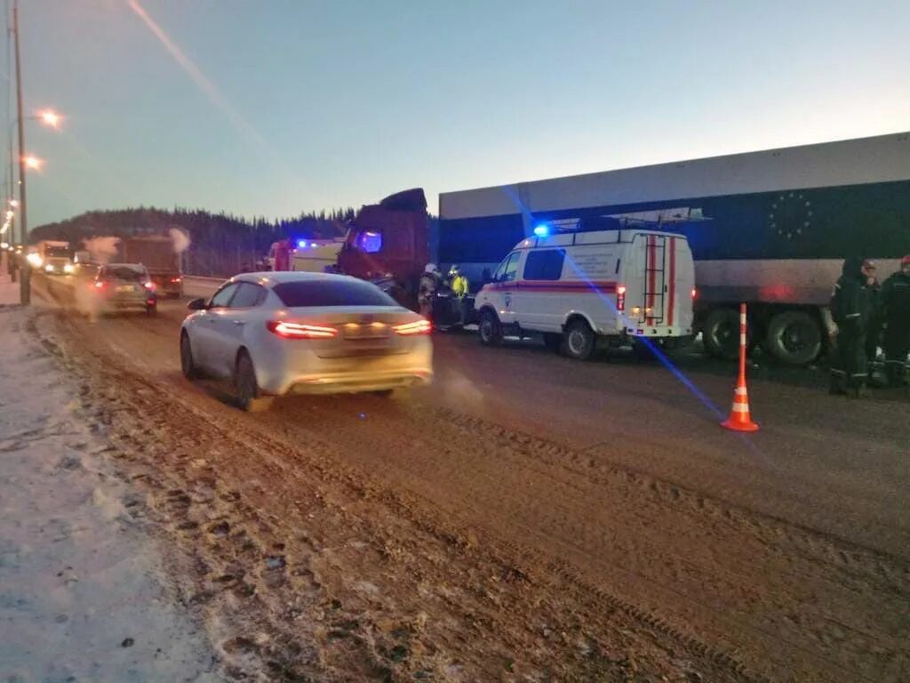 Дтп тобольский. Авария на трассе тюмень. авария на трассе тюмень тобольск вчера. дтп на трассе тюмень ханты мансийск.