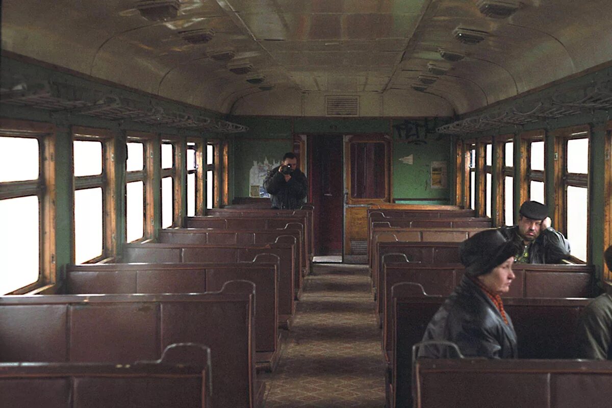 Поезд 23 апреля. Электропоезд эр1 кабина. Салон электрички эр1. Вагон электропоезда эр1. Электропоездов эр1 1957.