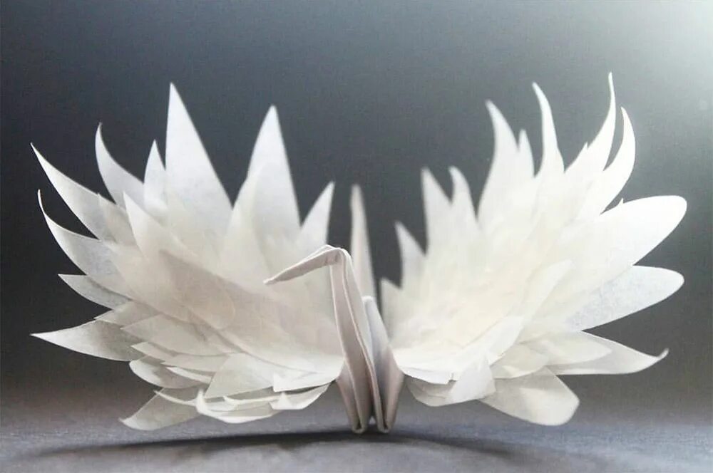 Бумажный журавль. Оригами. Красивые оригами. Поделки из белой бумаги. Украшения из белой бумаги.