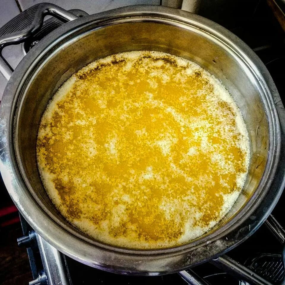 Слой кипящего топленого масла для приготовления пищи. Растопленное масло. Плалвенное сливочное масло. Приготовление сливочного масла. Слой кипящего топленого масла для приготовления пищи.