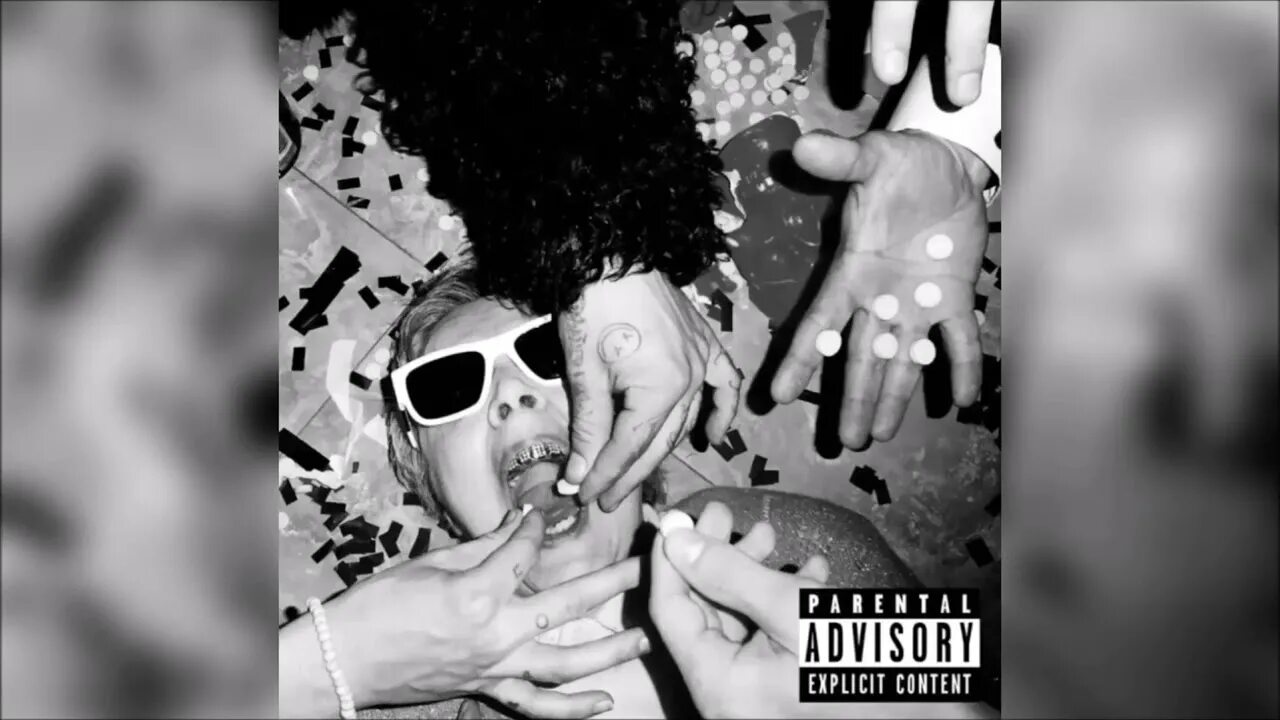 Фотосессия лежа на полу. Стиль роскошная жизнь. Грустная девочка с глазами как у собаки обложка. Прошлое молли песни. Пошлый плейлист.