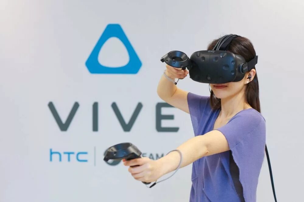 Виар трансов. HTC VR. Виртуальная реальность HTC Vive. Виар очки Vive. Виртуальная реальность девушка.