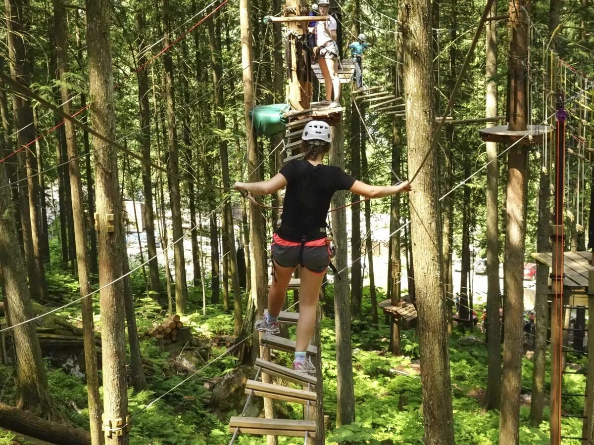 Адвенчер парк. Зиплайн в лесу. Парк приключений. Веревочный парк High Ropes course,. Парк приключений игра