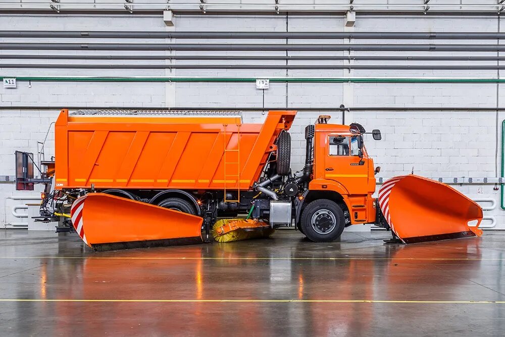 техника для уборки улиц. дорожная уборочная техника. вакуумно-уборочная машина в-68м. вольво кдм меркатор. самоходная подметально-вакуумная машина citycat-5006.