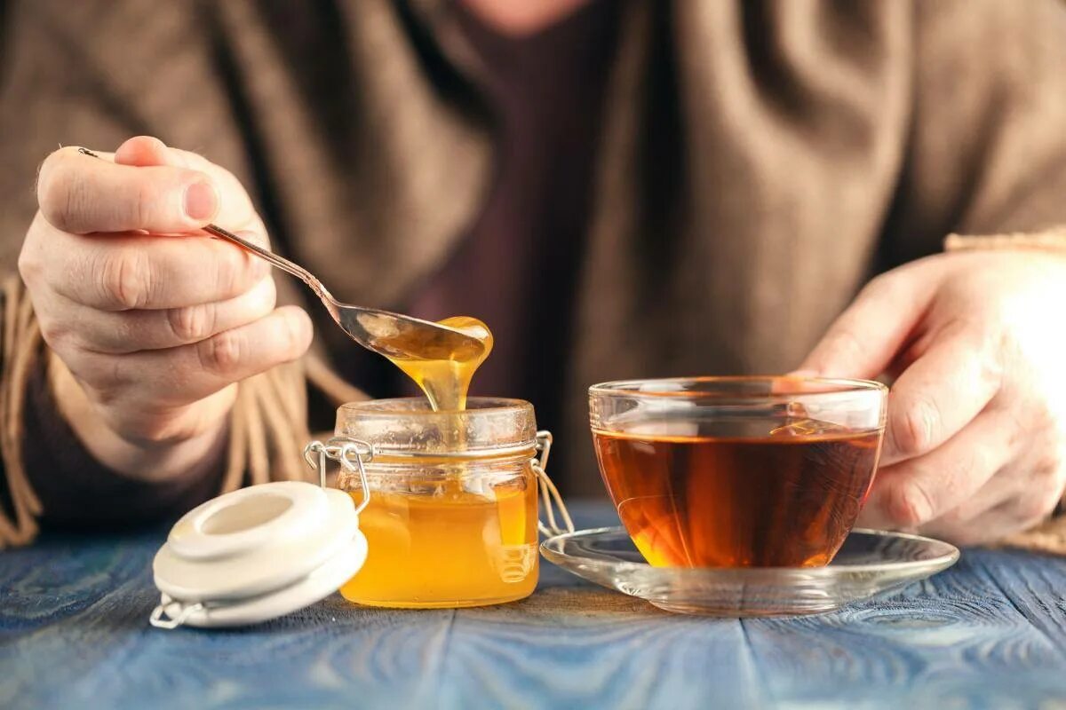 Чай с медом. Горячий чай с медом. Мед с чаем. Пьет чай с медом.