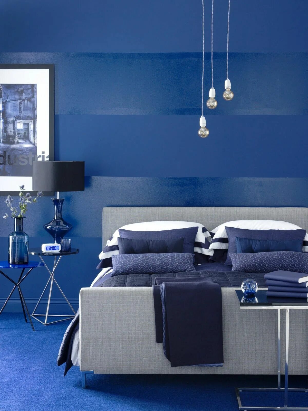 Синяя стена. Синяя спальня. Интерьер в зимних тонах. Голубой интерьер.