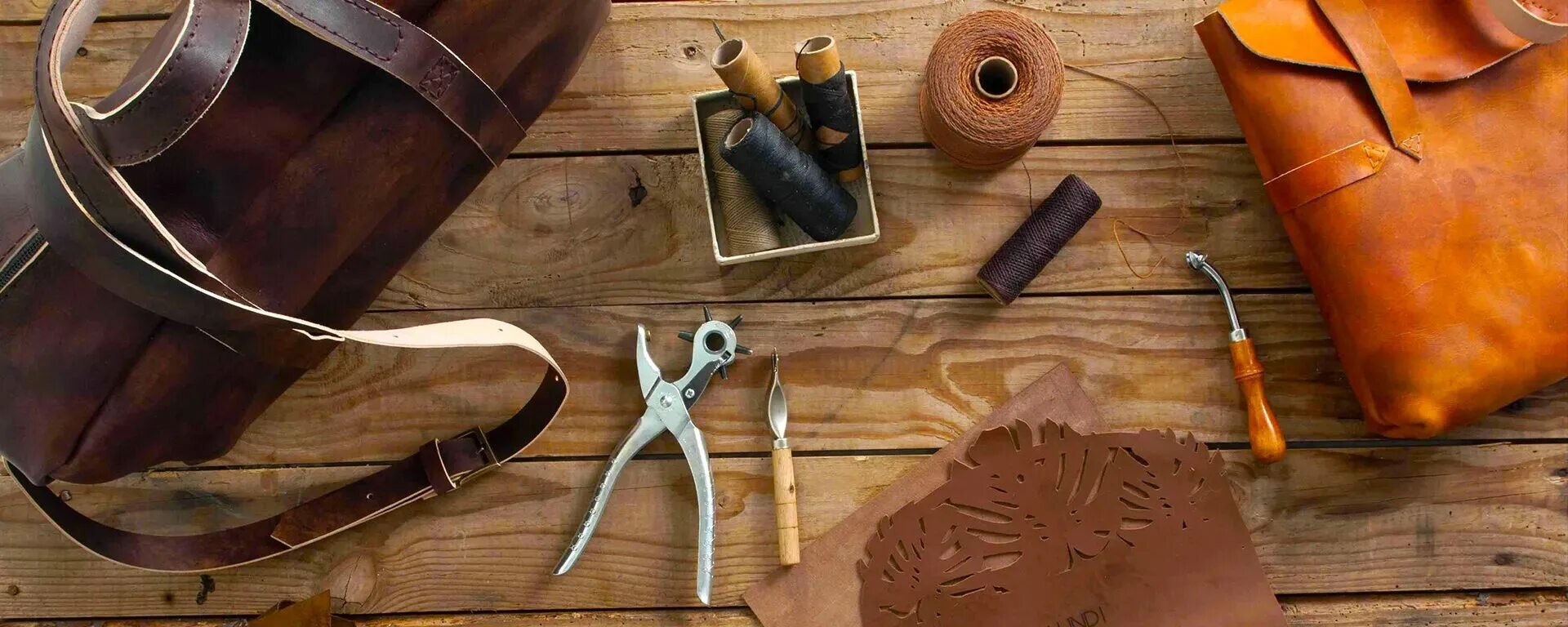 Кожевенное ремесло. Кожаные изделия. Мастерская кожа. Мужские аксессуары. Фон для кожевенной мастерской.