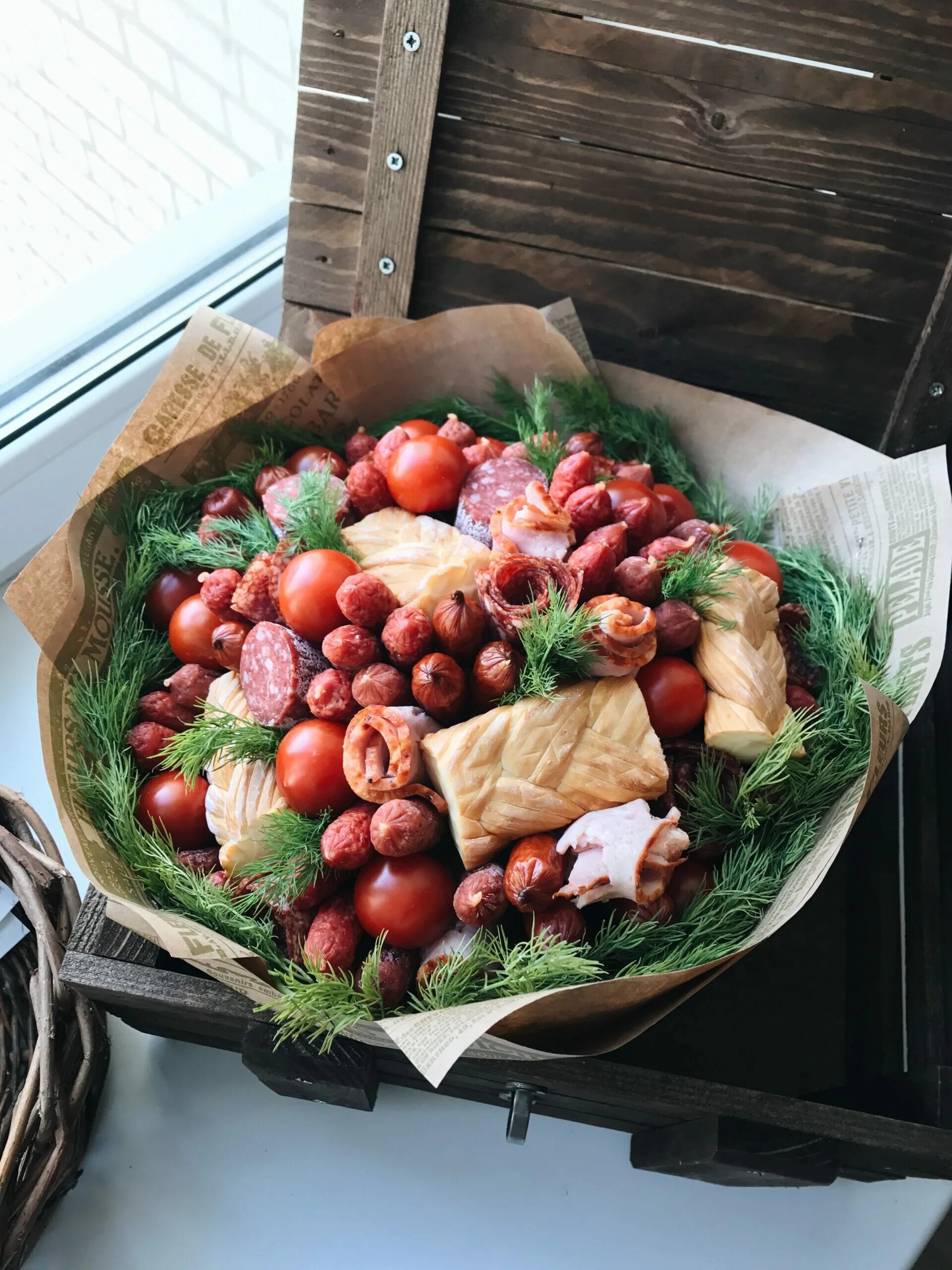 мужская колбаса. колбасный букет. букет из колбасы для мужчины. необычные колбасы. купаты колбаски.