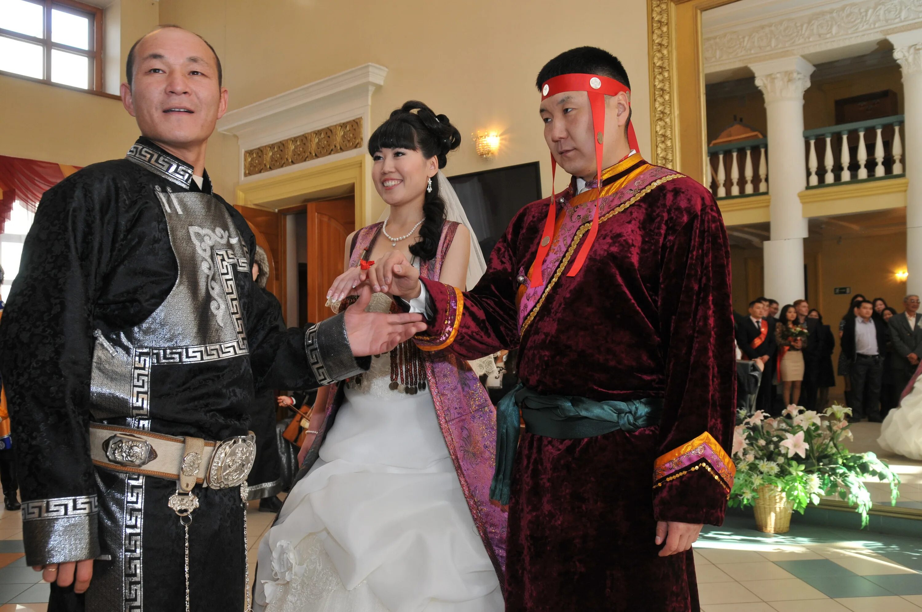 сватовство у бурят. гостевание у бурят. сватовство у бурят. тувинская национальная одежда республики тыва. свадебная обрядовость бурят.