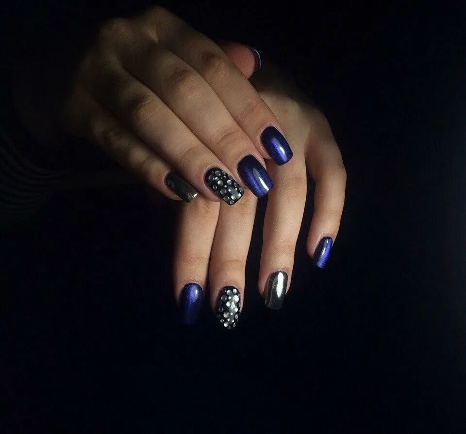 Яркие длинные ногти. Маникюр со светоотражающим лаком 2024. Маникюр со светоотражающим лаком 2024. Ногти острые яркие. Светоотражающий маникюр на квадратные ногти.