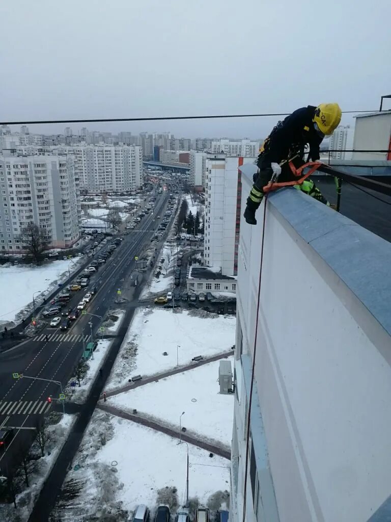 Спасение пришло неожиданно и именно в тот. Спуск с крыши. Спуститься с крыши. Спасение с крыши. Спуск с этажей.