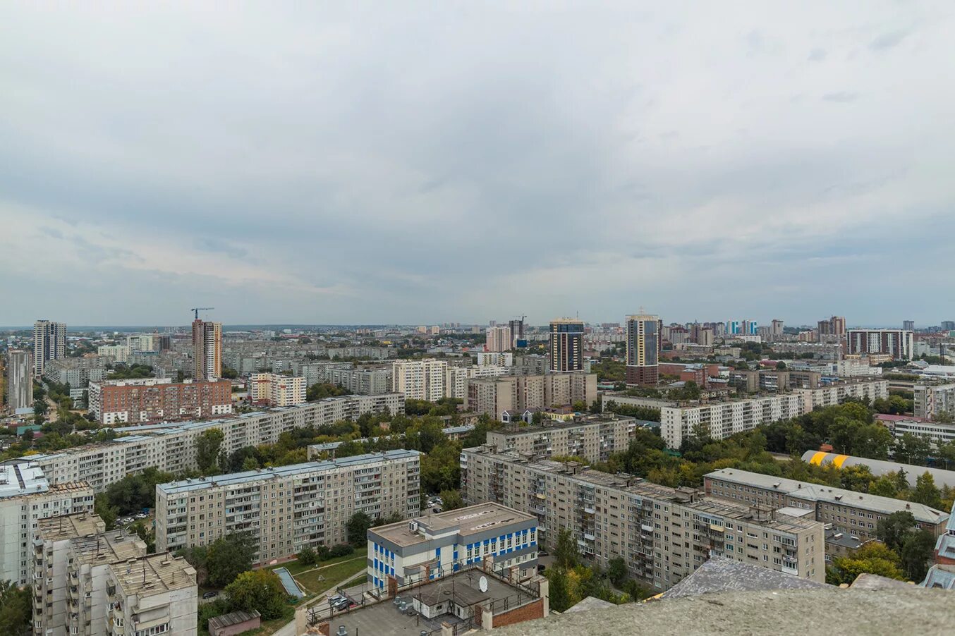 Обычный вид. Вид из окна многоэтажки. Вид из окна панорама. Панорама города вид из окна. Панорама из окна многоэтажки.