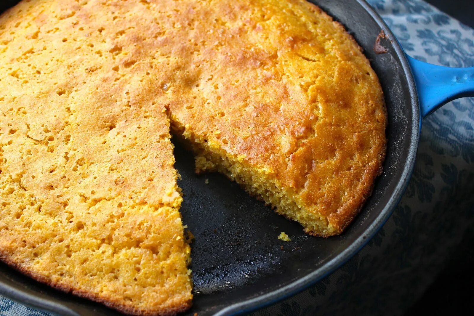Skillet Cornbread. Сладкий пирог на сковороде. Пирог из кукурузной муки. Кекс на сковороде.