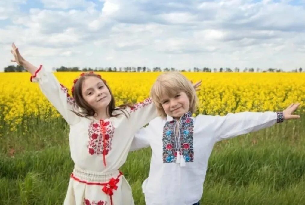 Фото детей украины. Украинские дети в вышиванках. Украинец в вышиванке. Украинцы в вышиванках. Украинский малыш в вышиванке.