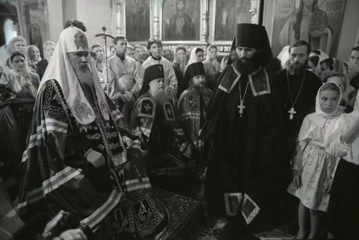 патриарх алексий 1999. визит патриарха fktrctz 2 в иерусалим. алексий 2 в молодости с родителями. редкая фотография николая ii. семья алексея 2.