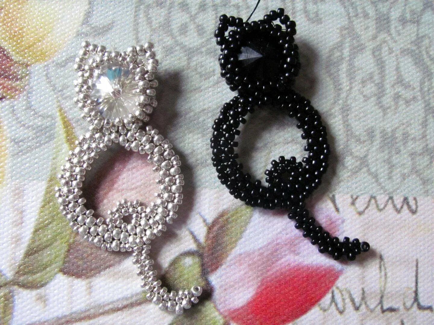 Кольцо из бисера кот. Кольца из бисера. брошь из бисера кошка. колечки из стекляруса. кольцо из бисера кошка.
