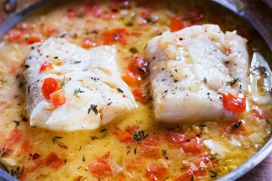 Филе трески тушеное. Рыба с томатами по-сицилийски. Тушеная рыба. Рыба тушеная с овощами. Рыба тушеная в соусе.