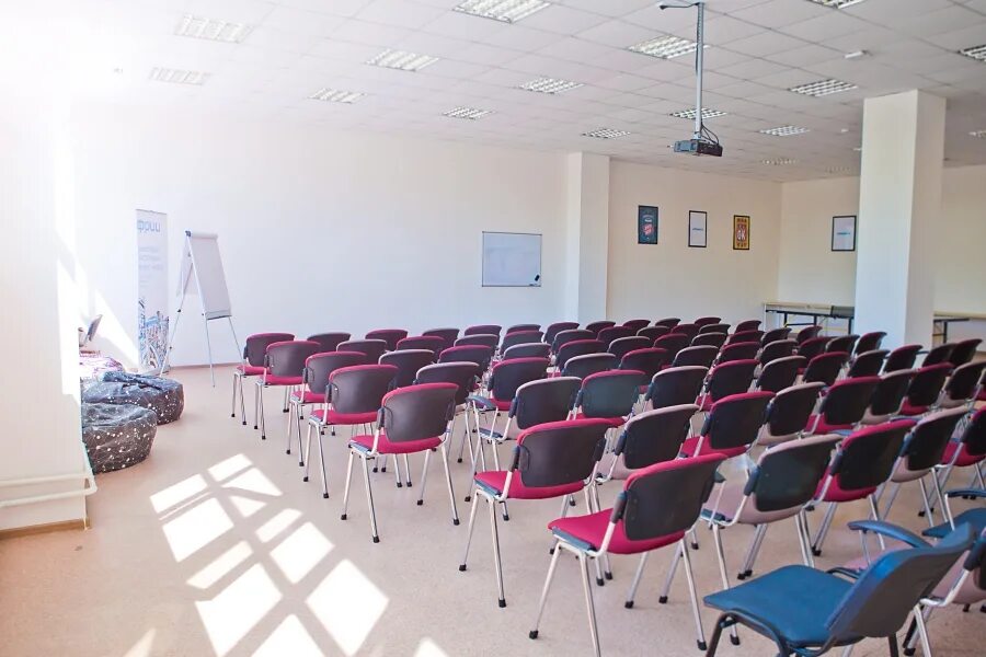 Зал для семинаров. Мебель для семинаров и тренингов. Комната для проведения тренингов. Модное помещение для тренингов.