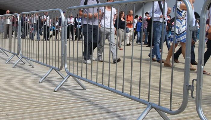 Crowd control. Фан барьеры мобильные ограждения для различных мероприятий. Фан барьер деревянный. Ограждение от посторонних концерты переносное. Фан барьеры с рекламой.