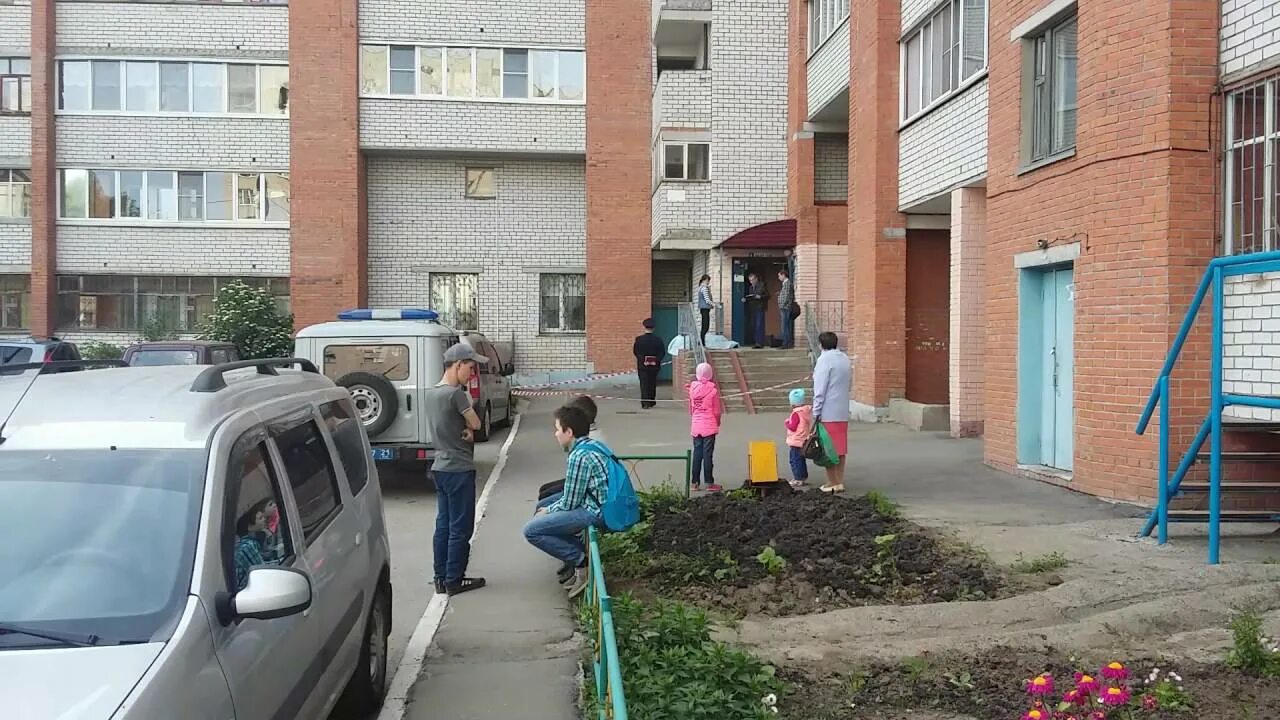 В усолье маленькая девочка выпала из окна. Женщина выпала из окна чебоксары. Чебоксары мальчик упал с окна. Женщина выпала из окна чебоксары. Девушка выпала с 15 этажа чебоксары 01.