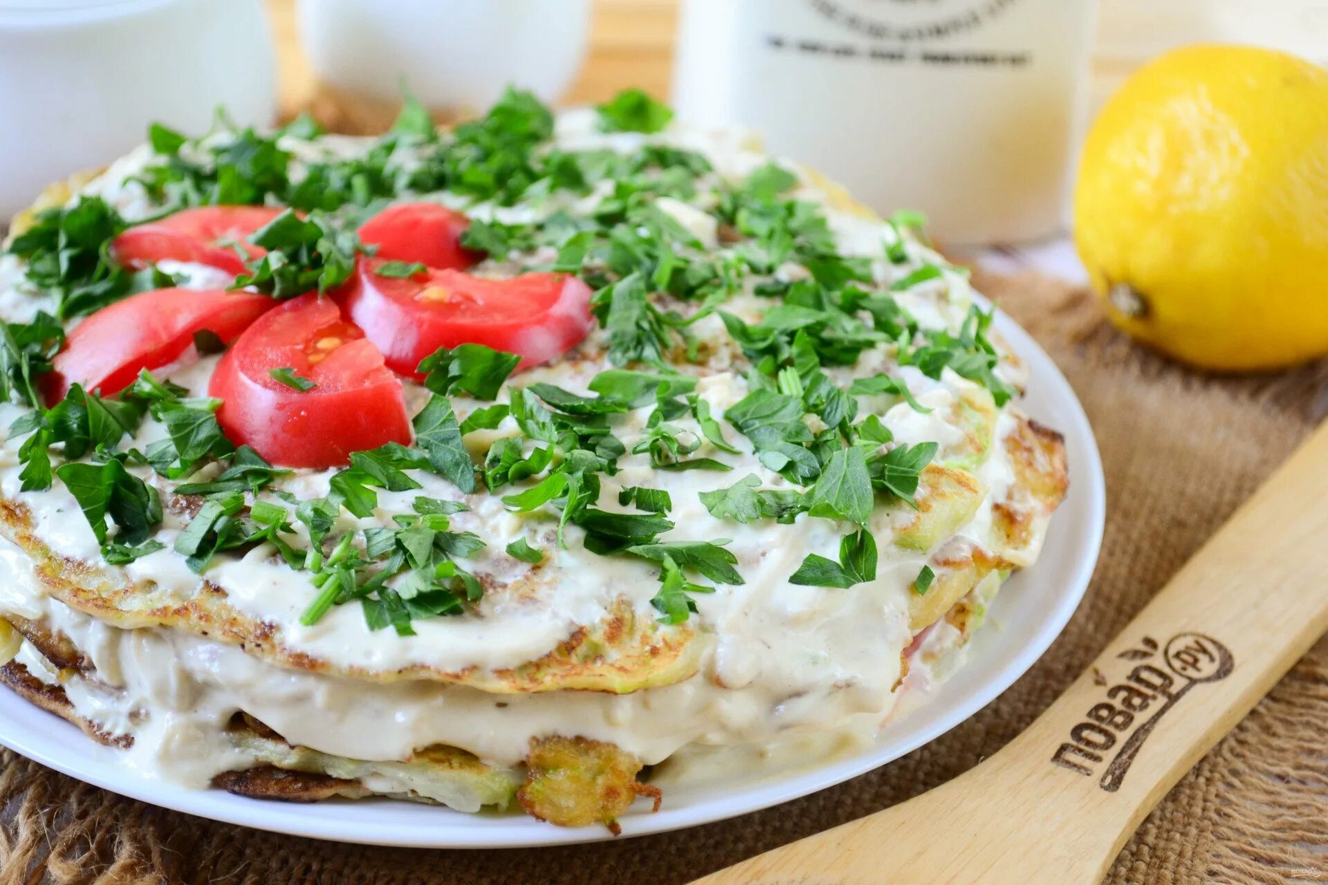 Торт из кабачков с чесноком и майонезом. Кабачковый торт. торт из кабачков. кабачковый торт с помидорами. торт из кабачков с помидорами и чесноком.