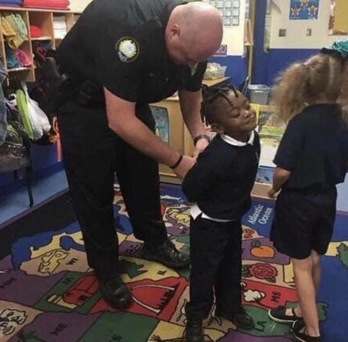 Негры в детском садике. Полицейский для детей.