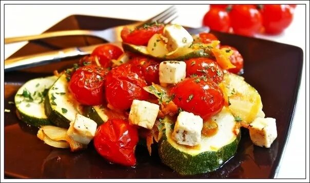 Фетакса запеченная в духовке. Овощи в духовке с брынзой. Фетакса с макаронами и помидорами. Фетакса запеченная в духовке. Паста с фетаксой и помидорами черри.