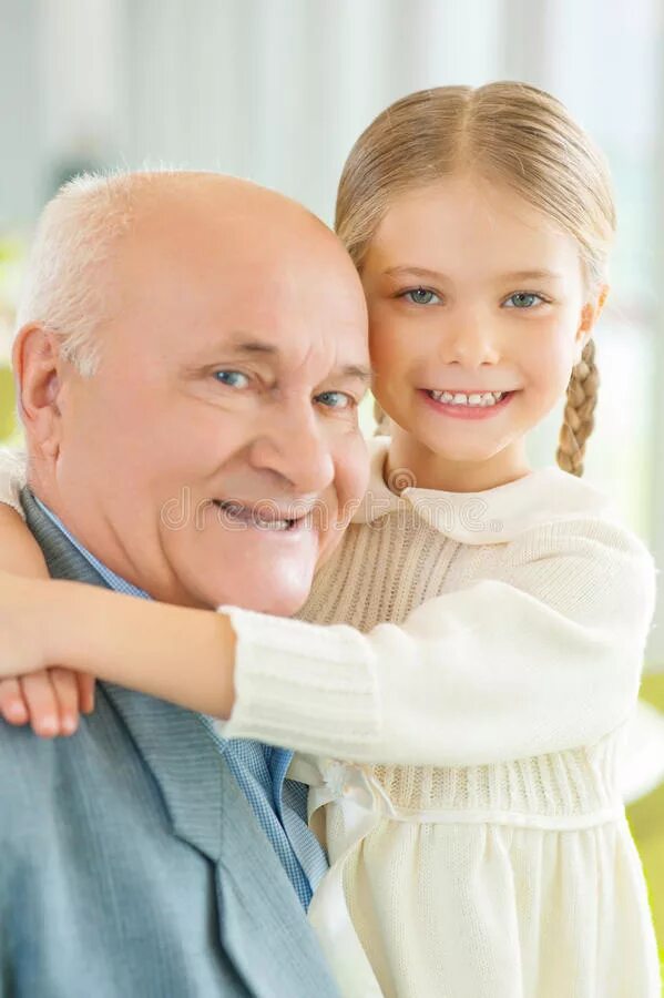 Дедушка и внучка. Объятия дедушки. Дедушка обнимает внучку. Объятия с дедом.