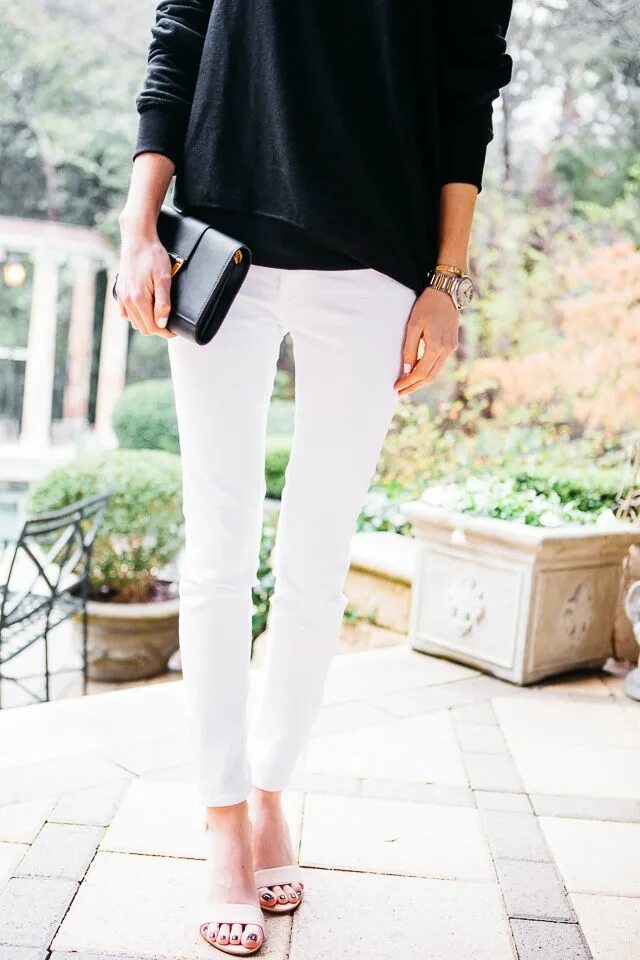 Белая кофта черные штаны. Белая водолазка черные брюки. Черный джемпер с белыми брюками. Белые джинсы с черной кофтой. Черная водолазка и белые штаны.