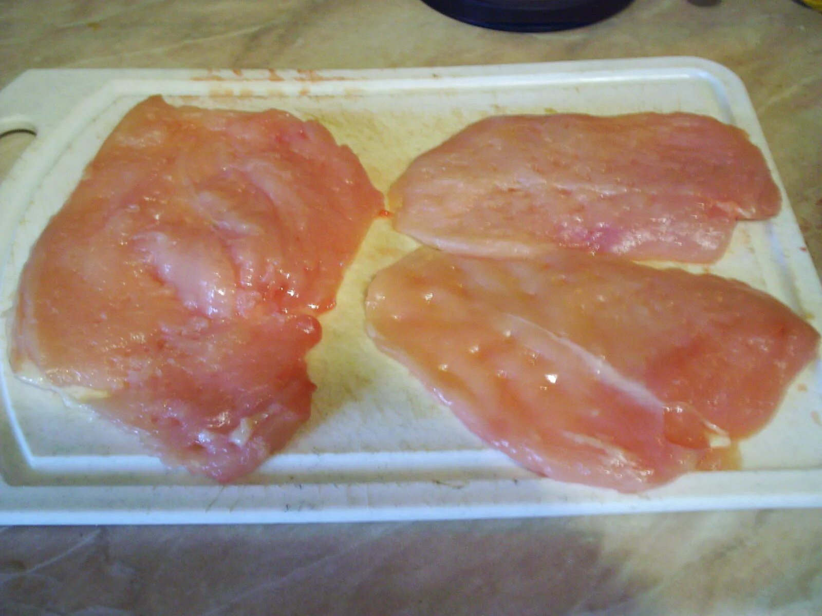 Нарезка свиньи. Порезанная куриная грудка. Как нарезать отбивные. Нарезка мяса на порционные куски. Как нарезать отбивные.