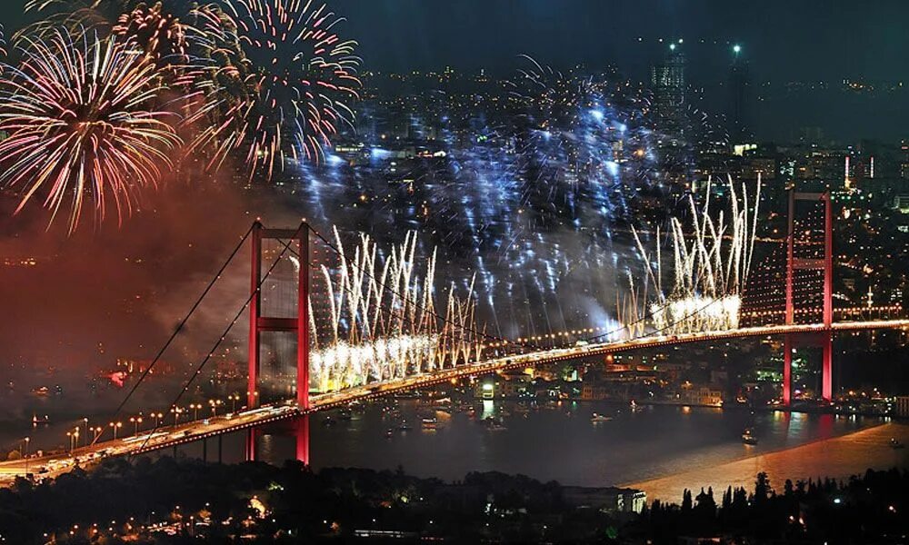 Turkey new. Салют в Стамбуле. Новогодний салют в Стамбуле. Новый год в Турции Босфор. Стамбул новый год.