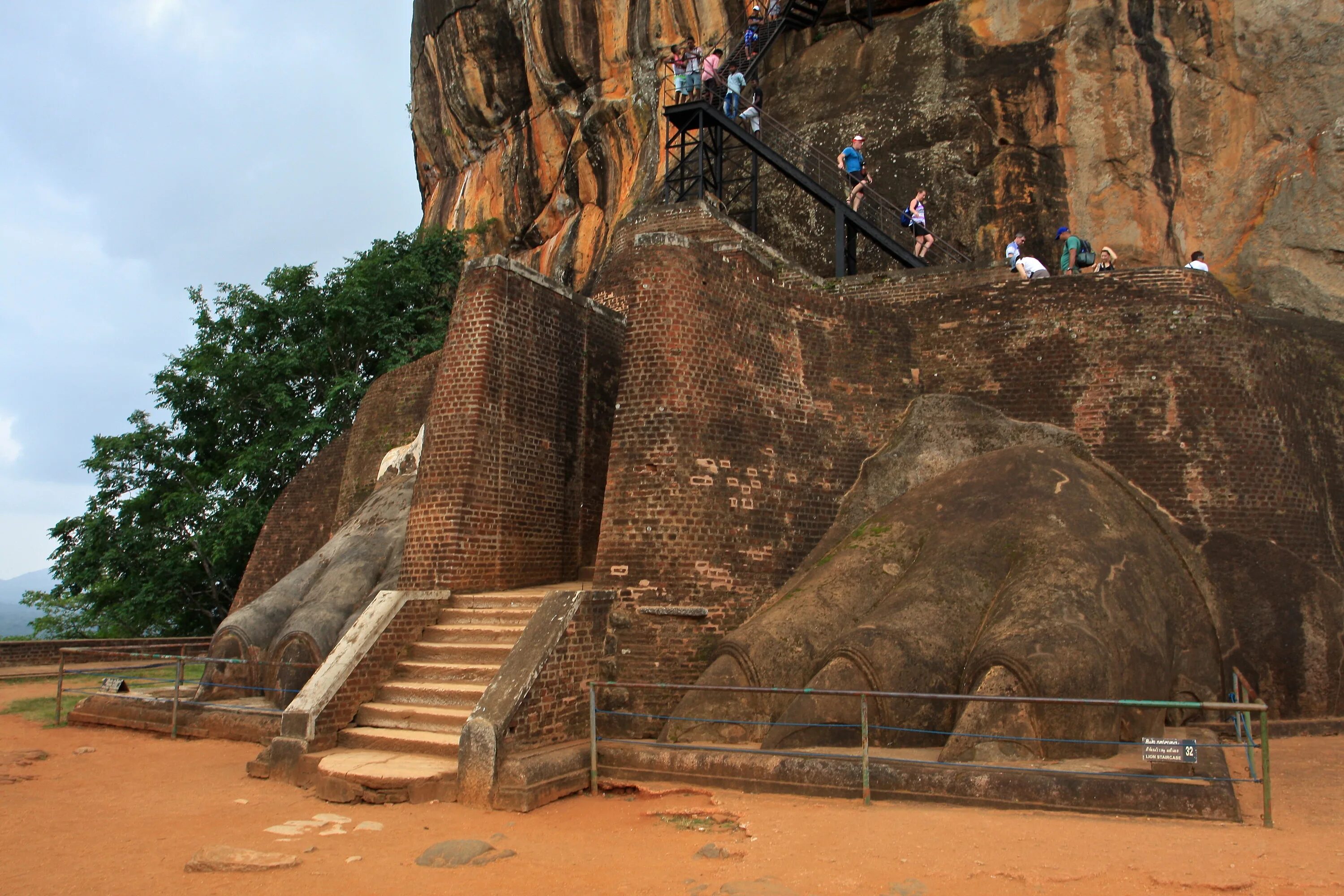 Скала со львами. Скала со львами. Скала со львами. Львиная крепость в сигирии шри-ланка. Сигирия львиная скала шри-ланка.