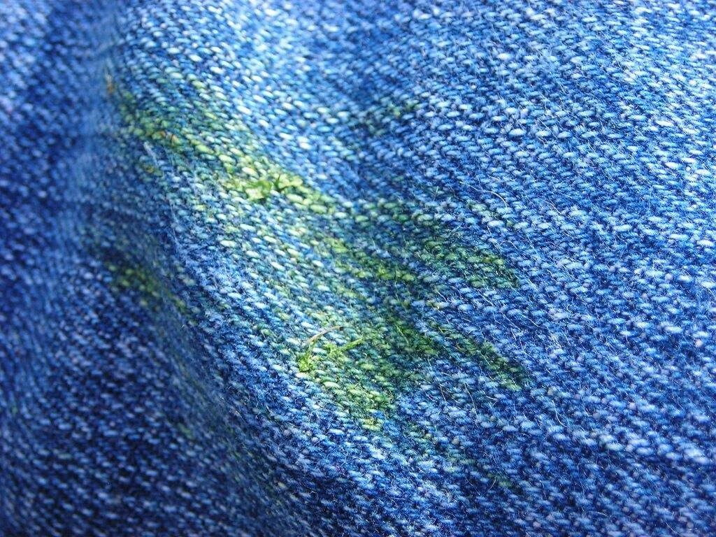 Пятна от травы. Пятна от травы. Пятна от травы на одежде. Пятна на одежде. Белое пятно на зеленой ткани.