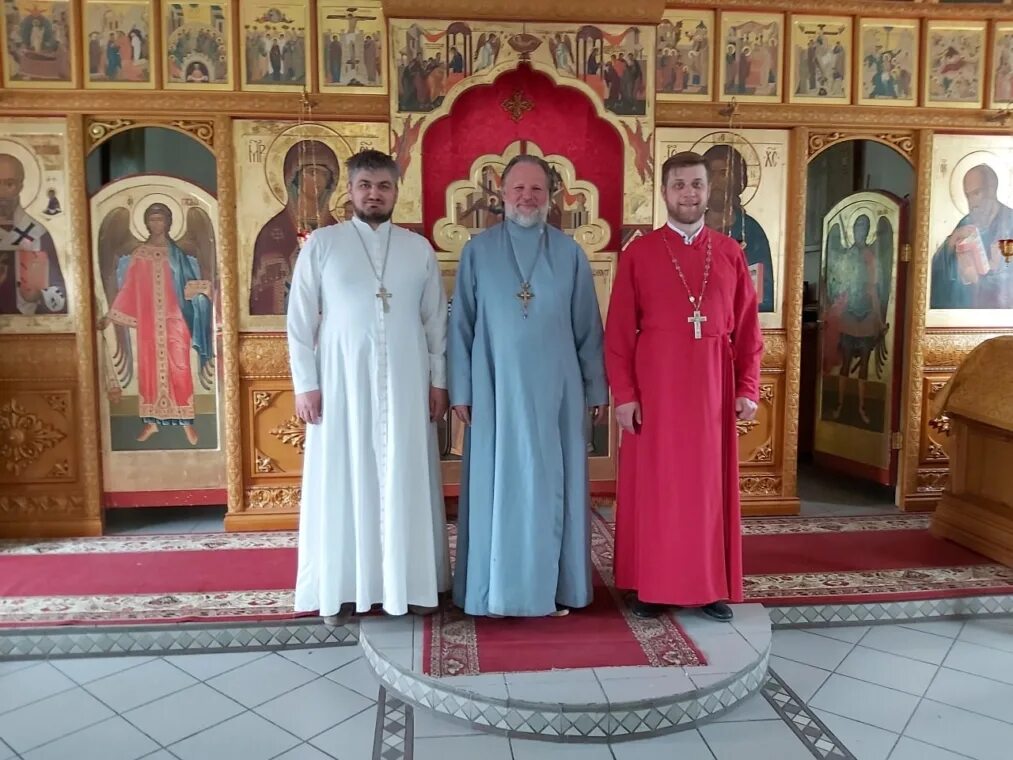 соборы храмы и церкви святая троица в мире слайды с названием городов. церковь святой троицы самара революционная. свято-троицкий храм полевской батюшка. приход святой троицы тольятти. церковь троицы живоначальной, тольятти.