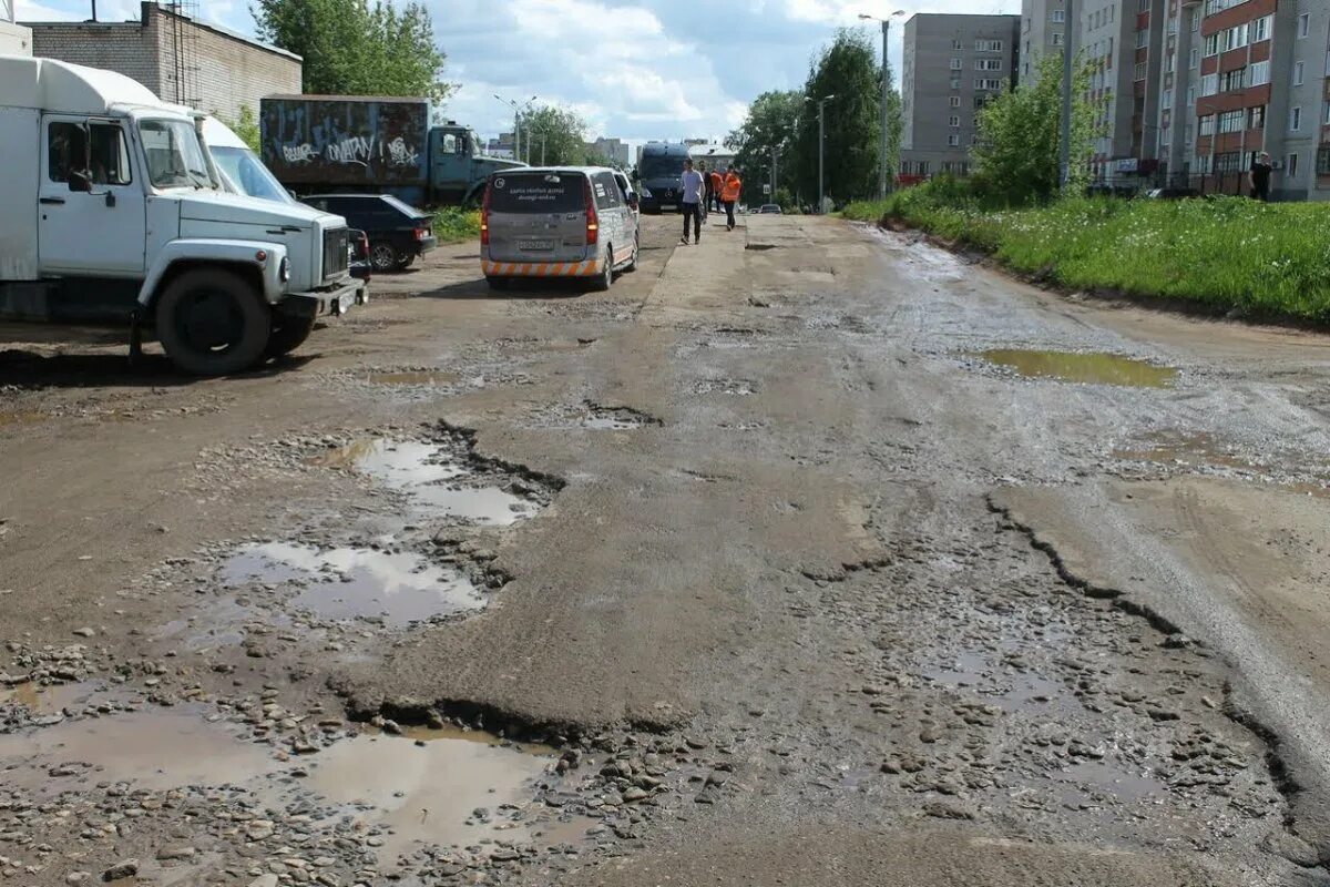 Плохие дороги ответ. Дороги Кировской области. Разбитые дороги Киров. Плохие дороги. Дороги в Кирове.