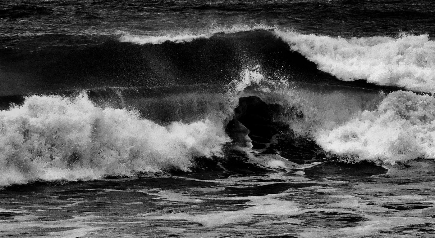 Текст черные волны. Черно белые волны. Море. Море шторм. Море черно белое.