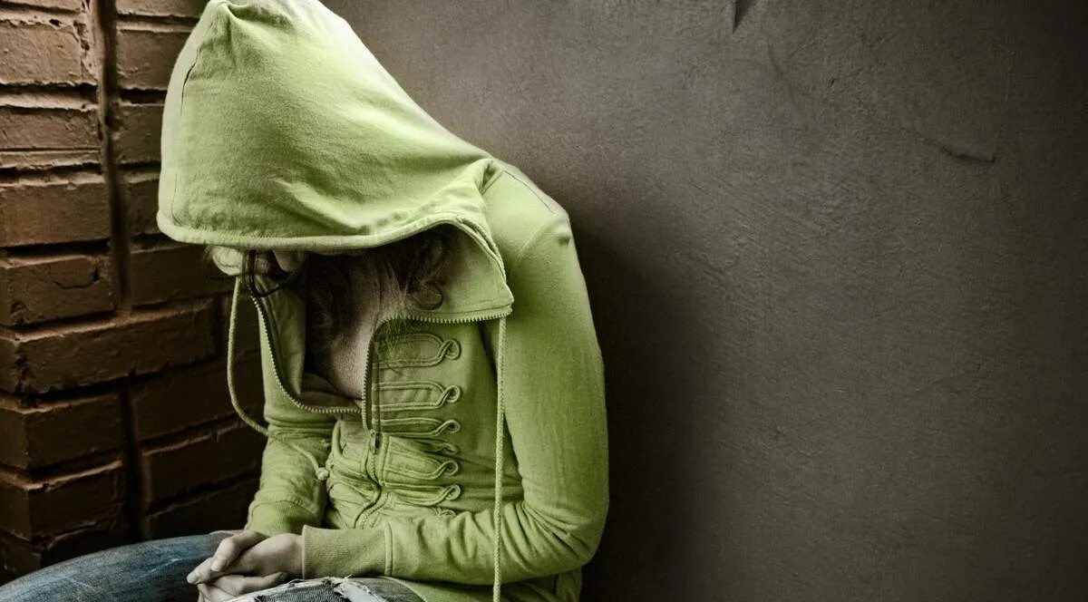 Девочка сбежала из дома. Девушка сбегает из дома. Девочка-подросток убегает. Подросток убегает из дома. Девочка сбегает из дому.