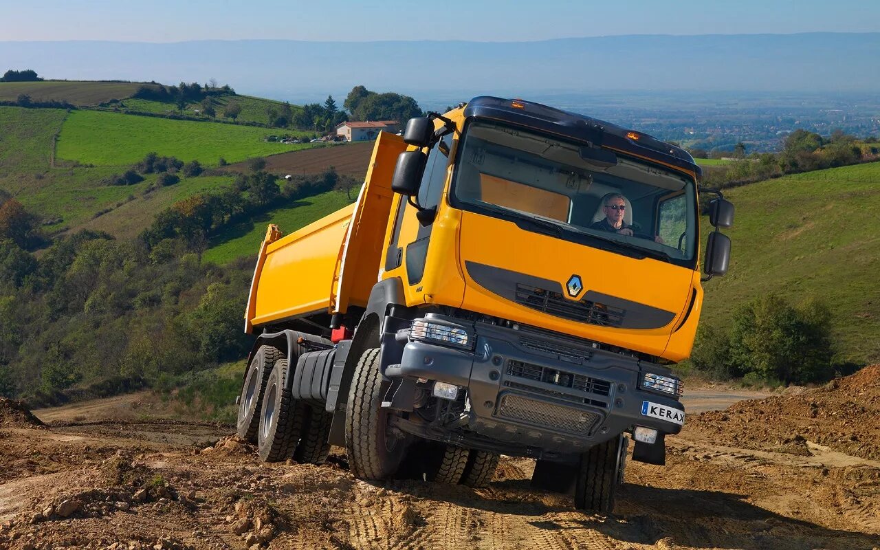 Renault работа. Renault Kerax. Рено Kerax 6x4. Renault Kerax 8x4. Рено самосвал 8х4.