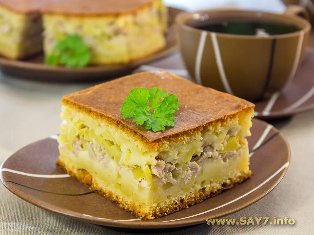 Заливной пирог с картошкой быстро. Заливной пирог с мясом и картошкой. заливной пирог с картофелем. летний пирог не сладкий. заливной пирог с курицей и рисом.