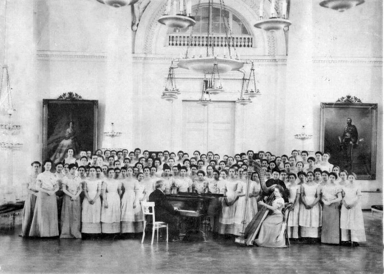 Смольный институт благородных девиц 1899. Смольны йинтситут благородных девиц. Учителя смольного института благородных девиц. Воспитанницы смольного института благородных девиц. Смольный институт благородных девиц при екатерине 2.