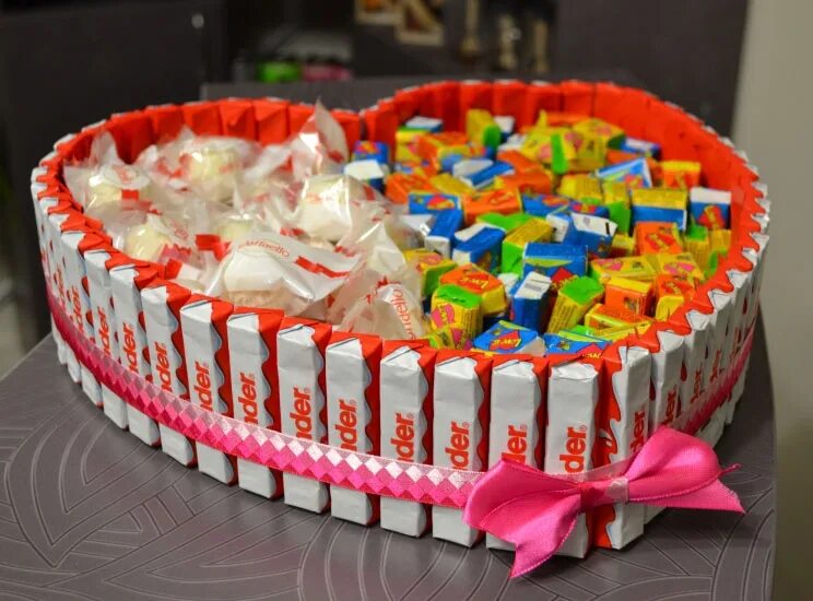 Оригинальный подарок подруге. Букет с мишками и конфетами. Подарки на др девочке. Подарок девушке. Идеи подарков на 8 марта.