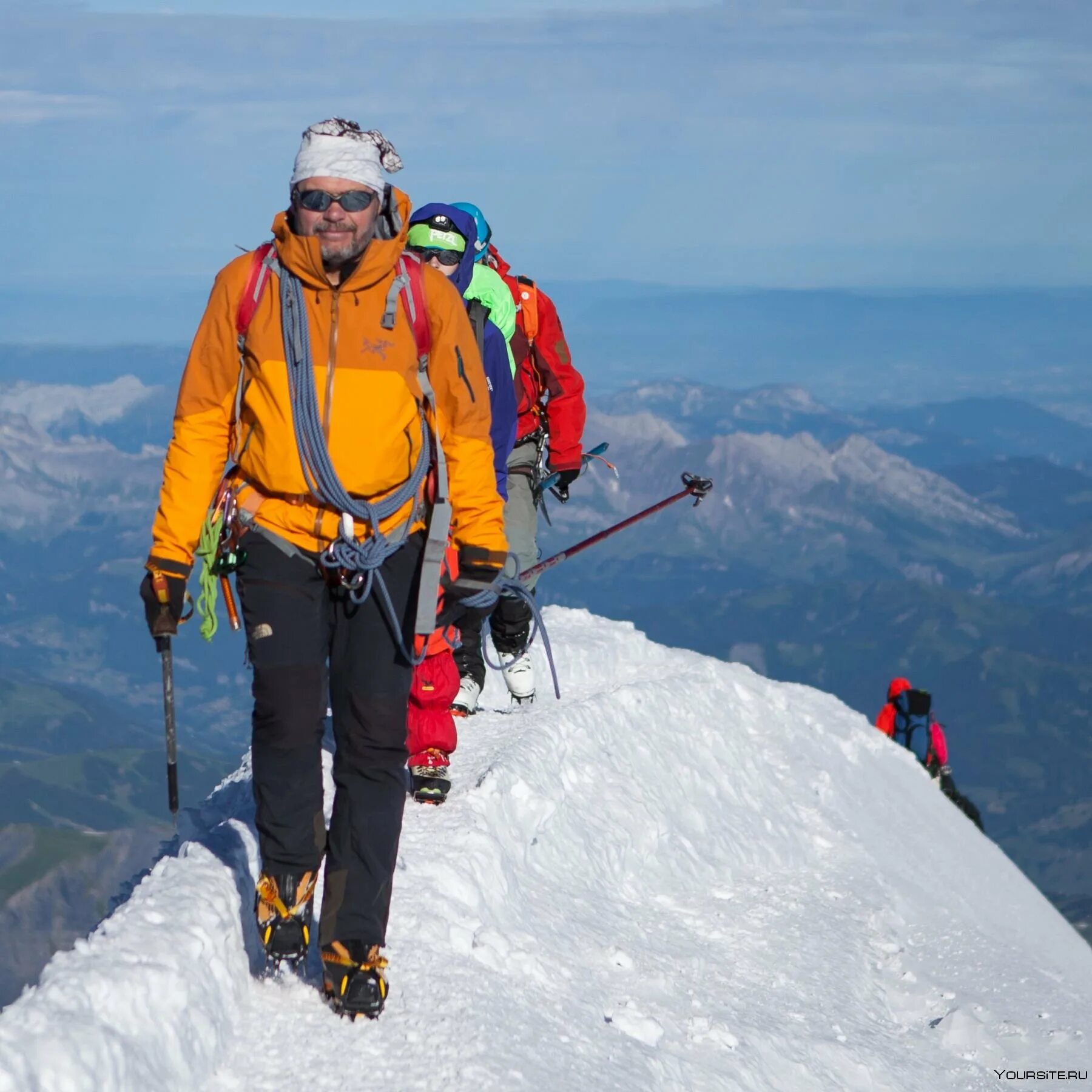 Белуха гора восхождение. Восхождение на эверест фотоотчет. Альпинисты на вершине эвереста. Белуха алтай восхождение. Покоритель гор.